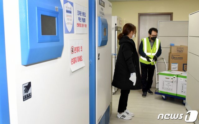 13일 오후 대전 서구 도마동 도솔체육관에 마련된 예방접종센터에 화이자 백신이 입고되고 있다. 2021.4.13 © News1
