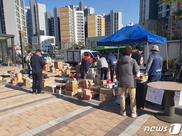 14일 오후 서울 강동구 고덕동 아파트 주민들이 상일동역 1번출구 근처에 배송된 택배물품을 찾고 있다. © 뉴스1