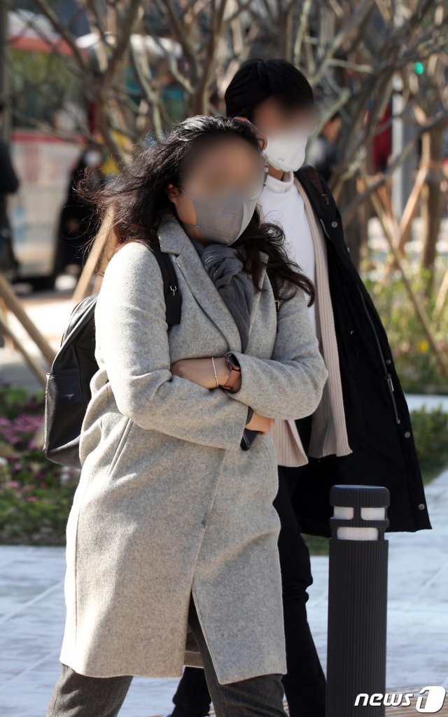늦은 꽃샘추위가 찾아온 14일 오전 서울 세종대로 사거리에서 출근길 시민들이 발걸음을 재촉하고 있다 2021.4.14 © News1