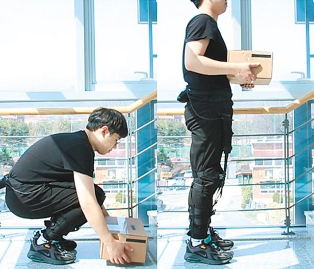 연구진이 개발한 근육옷감을 부착한 옷을 입고 앉고 일어서는 동작을 해보고 있다. 한국기계연구원 제공