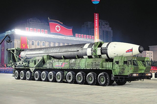 13일(현지 시간) 미국 정보당국은 김정은 북한 국무위원장이 올해 핵실험이나 미사일 시험발사를 재개할 수 있다고 밝혔다. 사진은 지난해 10월 북한이 공개한 신형 대륙간탄도미사일(ICBM). 노동신문 뉴스1