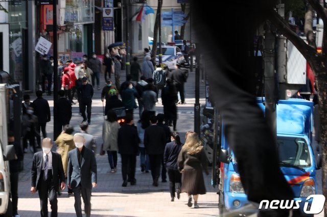 14일 서울 중구 명동 식당거리에서 직장인들이 점심식사를 위해 발걸음을 옮기고 있다. (사진은 기사 내용과 무관함) 2021.4.14/뉴스1 © News1 이동해 기자