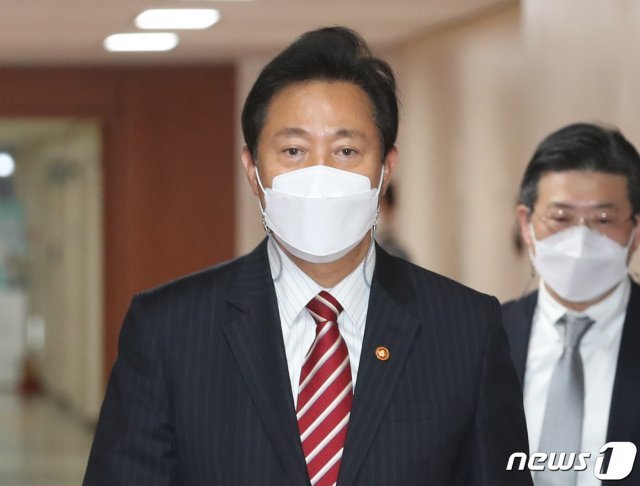 오세훈 서울시장이 13일 오전 서울 종로구 정부서울청사에서 열린 국무회의에 참석하고 있다. 2021.4.13 © News1