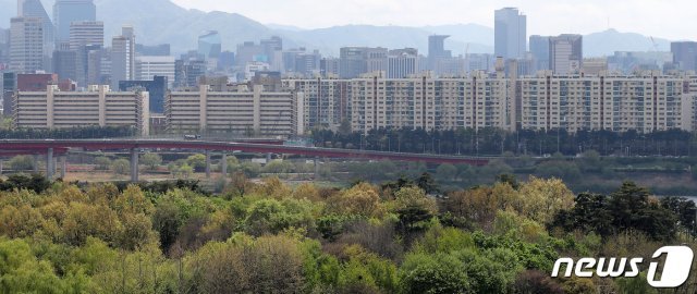 서울 성동구 응봉산에서 바라본 강남구 압구정동 현대아파트의 모습. 2021.4.13 © News1