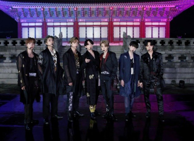 지난해 9월 BTS 지민(오른쪽에서 3번째)가 경복궁 앞 공연에서 입었던 한복이 경매에 나온다. (빅히트 엔터테인먼트 제공)