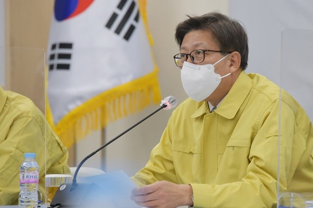 박형준 부산시장은 평일 점심시간 5인 이상 모임을 한시적으로 허용하는 방안을 정부와 협의하겠다고 15일 밝혔다. 뉴시스(부산시 제공)