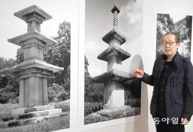 일본의 사진작가 후지모토 다쿠미 씨가 충남 부여군 장하리의 삼층석탑(왼쪽)과 일본 시가현 삼층석탑을 가리키며 “한국에서 일본으로 문물이 전해진 점을 보여준다”고 설명했다. 도쿄=박형준 특파원 lovesong@donga.com
