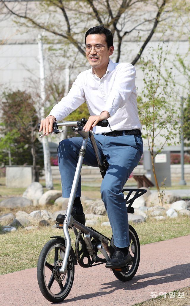 김 교수가 병원 한쪽 공터에서 접이식 자전거를 타고 있다. 송은석기자 silverstone@donga.com