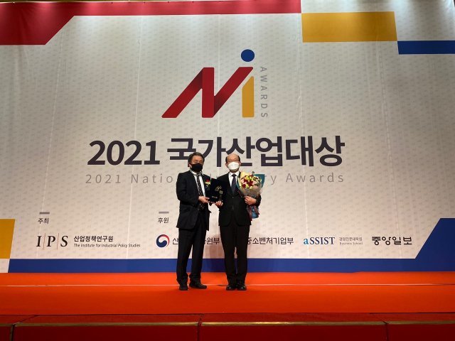 부산항만공사 강부원 경영본부장이 15일 서울 스위스그랜드호텔에서 열린 ‘2021 국가산업대상’ 시상식에서 경영혁신 부문 대상을 수상하고 있다. BPA 제공