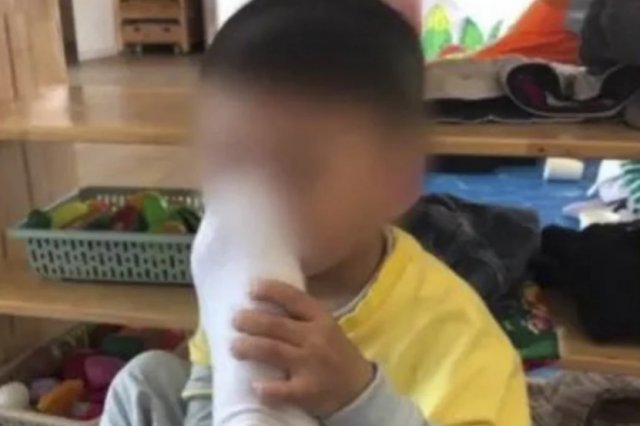 중국의 한 유치원 교사가 어린 원생들에게 “마조히즘을 가르치고 있다”며 자신의 발 냄새를 맡게 하는 행동을 카메라로 촬영해 공개했다가 해고됐다. 사진=홍콩 사우스차이나모닝포스트(SCMP) 홈페이지 캡처