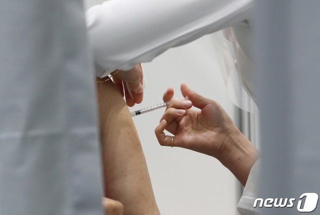 75세 이상 어르신들에 대한 코로나19 화이자 백신 접종이 시작된 15일 오전 서울의 한 예방접종센터에서 한 어르신이 백신을 접종 받고 있다. 2021.4.15/뉴스1 © News1