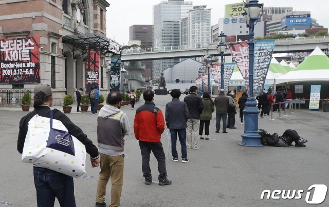 16일 서울 중구 서울역 광장에 마련된 중구 임시선별진료소에서 시민들이 검사 순서를 기다리고 있다. 2021.4.16/뉴스1 © News1
