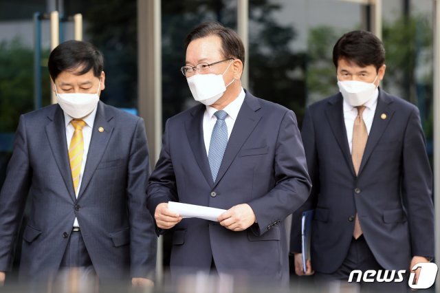 국무총리 후보자로 지명된 김부겸 전 행정안전부 장관이 16일 오후 서울 종로구 금융감독원연수원에서 지명 소감을 발표를 마치고 차량으로 이동하고 있다. 2021.4.16/뉴스1 © News1