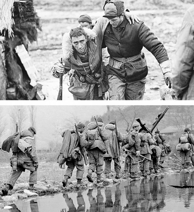 가평전투 직후 부상을 당한 동료를 부축해 이동하는 PPCLI 제2대대 W J 크라이슬러 병장(위쪽 사진)과 6·25전쟁에 참전한 캐나다 군인들이 물가를 걸어가는 뒷모습. 전쟁기념관 제공