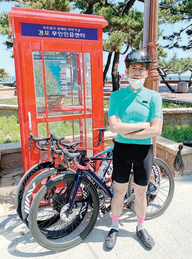 김성헌 교수가 주말 자전거 라이딩 도중 휴식을 하면서 포즈를 취했다. 김성헌 교수 제공