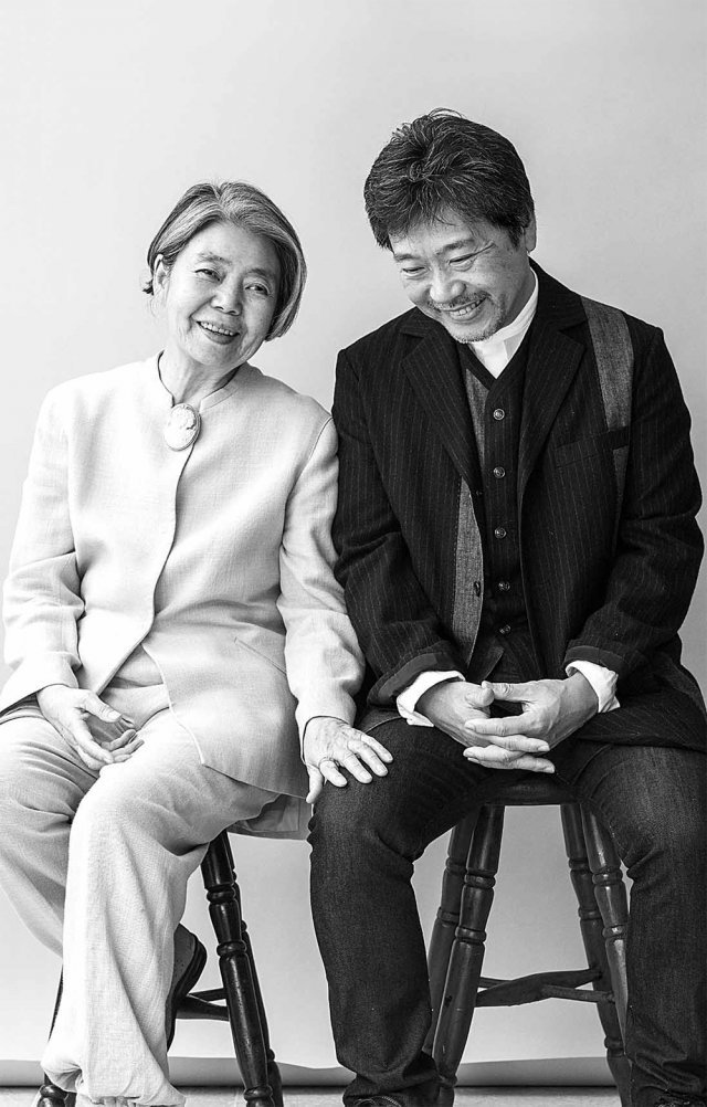 일본의 국민 여배우 키키 키린(왼쪽)과 함께 여섯 편의 영화를 찍은 거장 영화감독 고레에다 히로카즈. 저자는 “연기에 대해 이야기하는 키린 씨 말의 일부를 이렇게 활자로 남긴 것은 의미 있는 일이었으리라 자부한다”고 말한다. 마음산책 제공