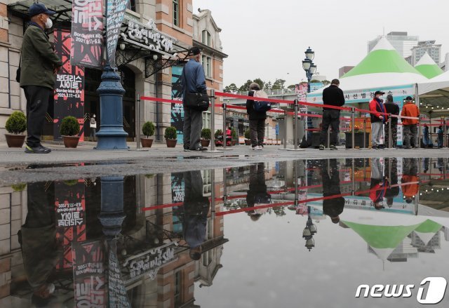 17일 오전 서울 중구 봉래동 서울역 광장에 마련된 중구 임시선별진료소에서 시민들이 검체 검사를 받기 위해 대기하고 있다. 2021.4.17 © News1