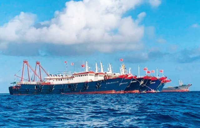남중국해 ‘휘트선 암초’ 인근에 몰려든 중국 선박들. 사진 제공=필리핀 해안경비대