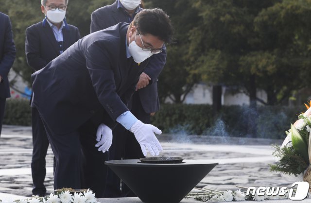 우원식 더불어민주당 당대표 후보가 16일 오후 경남 김해시 봉하마을 노무현 전 대통령 묘역을 찾아 참배하고 있다. 2021.4.16/뉴스1 © News1