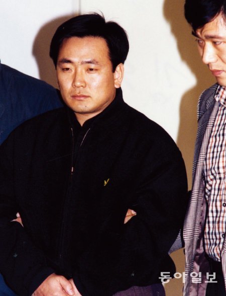 1995년 체포된 ‘부여 간첩’ 김동식 씨(왼쪽). 동아일보DB