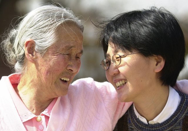 영화 ‘집으로’의 김을분 할머니(왼쪽)과 이정향 감독.