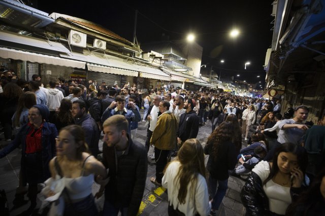 14일 저녁 수 많은 이스라엘 시민들이 거리로 나왔습니다. AP 뉴시스