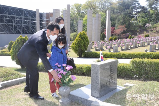 1960년 4월19일 경무대앞 시위중 총상 입고 부상 후유증으로 고생하다가 1995년6월 별세한 고 정충식 씨의 아들 정재훈씨 가족이 18일 오전 묘역을 찾아 참배하고 있다.