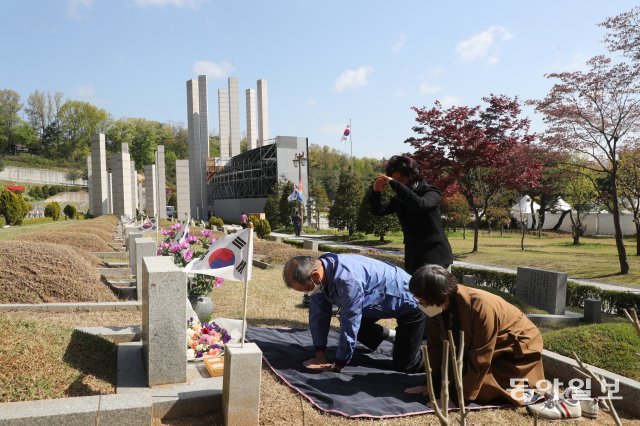 1960년 4월18일  광화문 시위중 두부 총상을 입고 부상 당한 후 1990년 1월 별세한 고 한영목씨의 남동생과 여동생등 가족들이 18일 오전 묘역을 찾아 참배하고 있다. 김동주 기자 zoo@donga.com