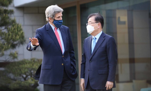 정의용 외교부 장관(오른쪽)과 존 케리 미국 대통령 기후특사가 17일 서울 용산구 한남동 외교장관 공관에서 대화하고 있다. 외교부 제공
