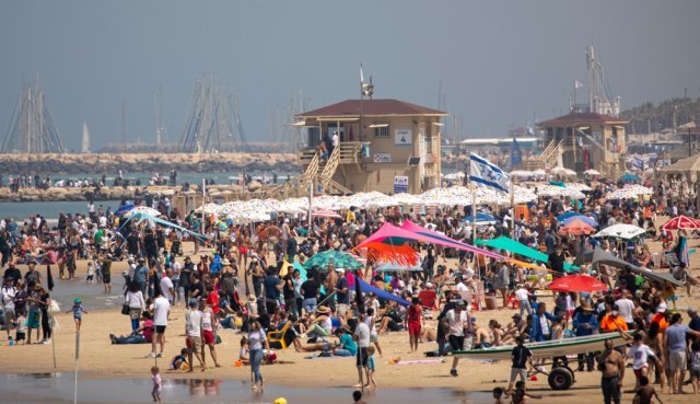 텔아비브 해변에 몰린 수많은 인파 중 마스크를 쓴 사람들을 찾기가 오히려 힘들 정도네요. AP 뉴시스