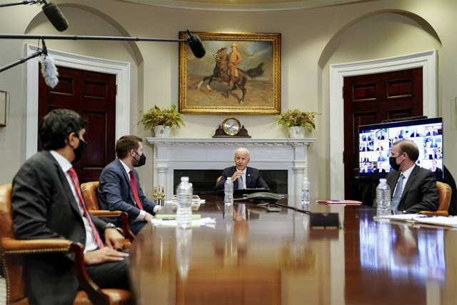조 바이든 미국 대통령이 백악관 국가안보 및 경제 참모들과 함께 루스벨트룸에서 반도체 회의를 진행하고 있다. 오른쪽 스크린에 반도체 관련 19개 기업의 대표들이 보인다. 백악관 홈페이지