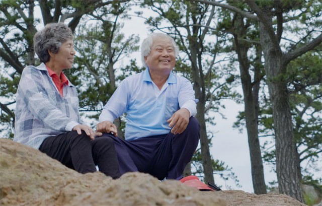 넷플릭스 오리지널 6부작 다큐멘터리 ‘님아: 여섯 나라에서 만난 노부부 이야기’에서 한국의 정생자(왼쪽), 조영삼 부부는 서로의 손을 잡으며 노년의 사랑을 표현한다. 넷플릭스 제공