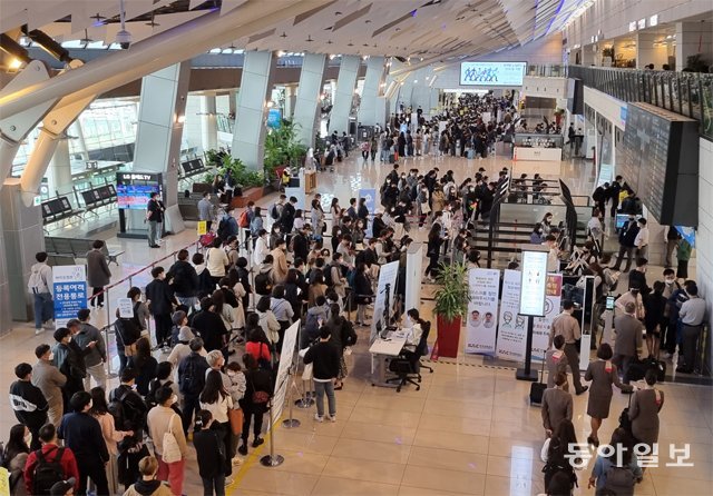 ‘다닥다닥’ 김포공항



17일 오후 김포공항 국내선 3층 출발장에 봄을 맞아 제주도 등으로 떠나려는 나들이객들이 길게 줄 서 있다. 한꺼번에 인파가 몰리며 2m 이상 거리를 두는 방역수칙이 제대로 지켜지지 않고 있다.

이기욱 기자 71wook@donga.com