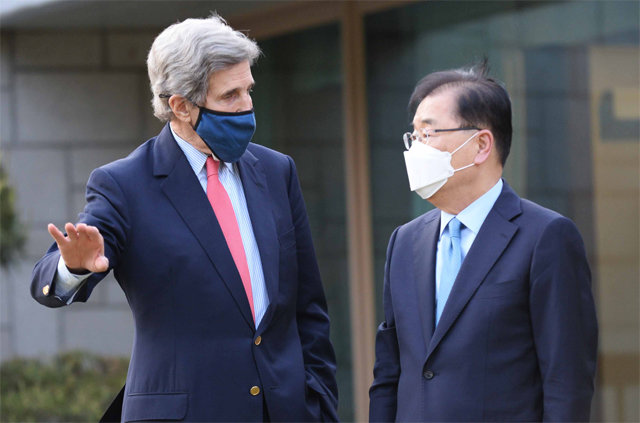 정의용 외교부 장관(오른쪽)과 존 케리 미국 대통령 기후변화특사가 17일 서울 용산구 한남동 외교장관 공관에서 대화하고 있다. 외교부 제공