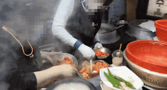 3월 부산의 한 돼지국밥집에서 손님이 먹다 남긴 깍두기를 재사용하는 모습