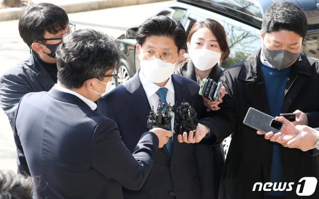 노형욱 국토교통부 장관 후보자가 19일 오전 경기도 정부과천청사 서울지방국토관리청에 마련된 인사청문회준비 사무실로 출근하며 취재진의 질문에 답하고 있다. 2021.4.19/뉴스1 © News1