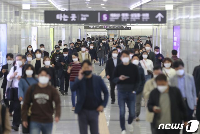 서울 한 지하철역에서 마스크를 착용한 시민들이 출근길에 나서고 있다.  2021.4.12/뉴스1 © News1