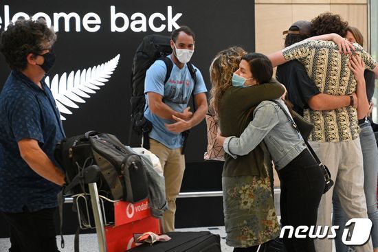 4월19일 세계 최초의 트래블 버블 실시로 뉴질랜드와 호주 간 격리없이 만나게 된 가족이 시드니 공항에서 재회하며 기뻐하고 있다. © AFP=뉴스1