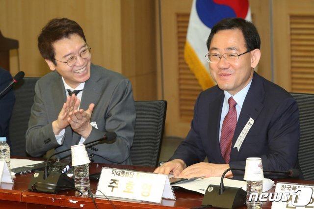 국민의힘 주호영 원내대표(오른쪽)과 김웅 의원(왼쪽). /뉴스1 © News1