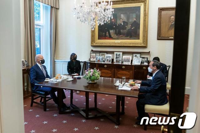 조 바이든 미국 대통령(왼쪽)과 스가 요시히데 일본 총리가 16일(현지시간) 워싱턴 백악관에서 점심으로 햄버거를 먹으며 약 20분 간 회담했다. 사진=백악관 제공 © 뉴스1