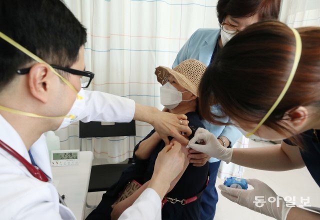 서울 양천구 메디힐병원에서 의료진들이 대상자들에게 아스트라제네카 백신 접종을 하고 있다.