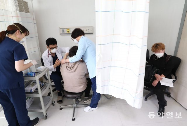 19일 서울 양천구 메디힐병원에서 아스트라제네카 백신 접종이 시작됐다.