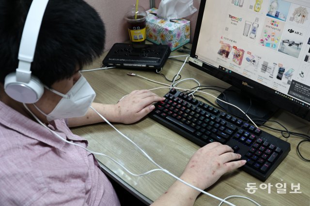 16일 서울 마포구 한국웹접근성평가센터에서 근무하는 한 시각장애인이 인터넷 쇼핑몰을 들여다보고 있다. 양회성 기자 yohan@donga.com