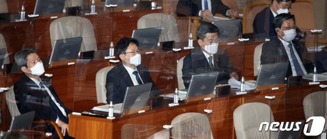 이인영 통일부 장관(왼쪽부터), 박범계 법무부 장관, 서욱 국방부 장관, 전해철 행정안전부 장관이 19일 오후 서울 여의도 국회 본회의장에서 열린 제386회국회(임시회) 제1차 본회의 정치·외교·통일·안보 대정부질문에 참석해 있다. 2021.4.19/뉴스1 © News1