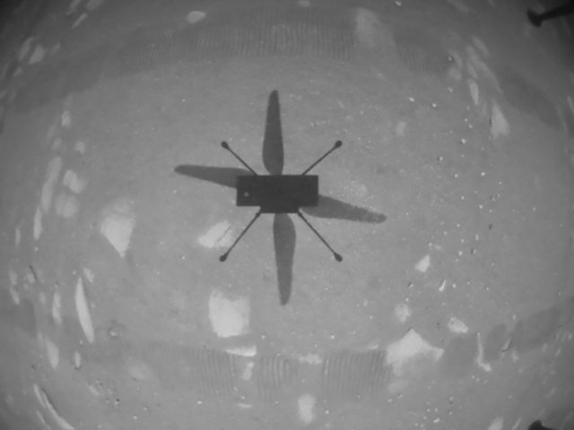 화성 무인 헬기 ‘인저뉴이티’가 19일 첫 제자리 비행에 성공하고 고도 3m에서 자신의 그림자를 직접 촬영했다. NASA 제공.