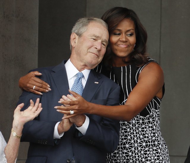 2016년 9월 버락 오바마 당시 미국 대통령의 부인 미셸 여사(오른쪽)가 수도 워싱턴에 개관한 흑인역사문화박물관에서 열린 행사에서 조지 W 부시 대통령을 껴안으며 웃고 있다. 사진 출처 NBC뉴스