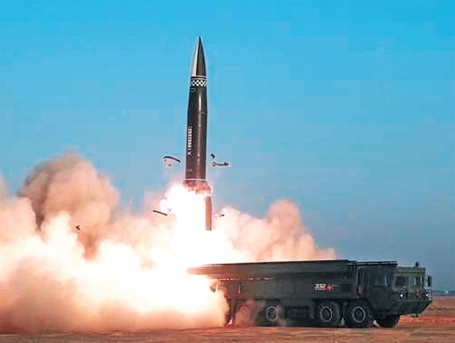 지난달 25일 함경남도 함주군 연포비행장에서 신형 단거리탄도미사일인 북한판 이스칸데르(KN-23) 개량형이 발사되고 있다. 출처 북한 노동신문