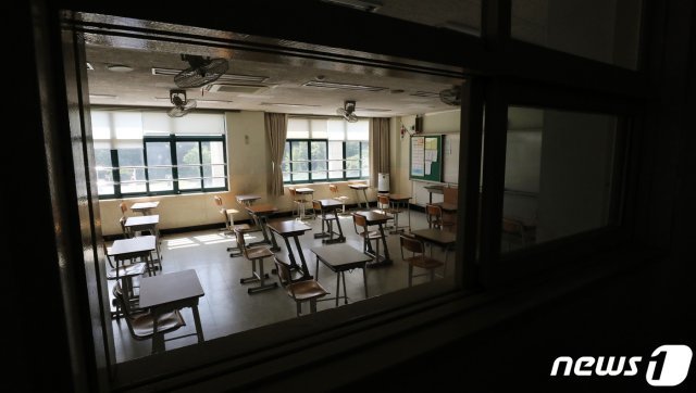 신종 코로나바이러스 감염증(코로나19) 사태로 비어 있는 서울 한 고등학교 교실.(사진은 기사 내용과 무관함)/뉴스1 © News1