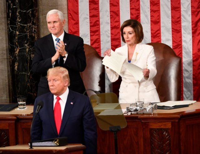 지난해 도널드 트럼프 대통령(가운데) 신년 국정연설 때 뒤에서 연설 원고를 찢는 낸시 펠로시 하원의장(오른쪽) <USA투데이>