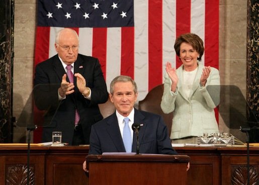 2007년 신년 국정연설 때 여성 최초로 하원의장에 오른 낸시 펠로시(오른쪽)를 축하하는 조지 W 부시 대통령(가운데). <위키피디아>